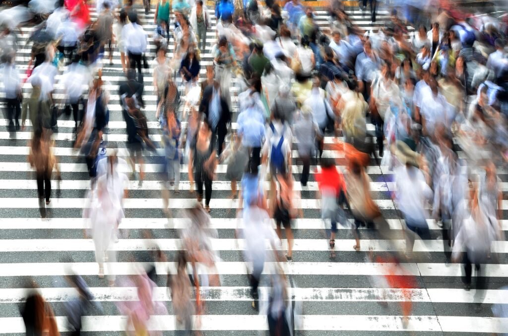 Nossa relação com o dinheiro é aprendida e pode ser transformada b me pedestrians 400811 1920